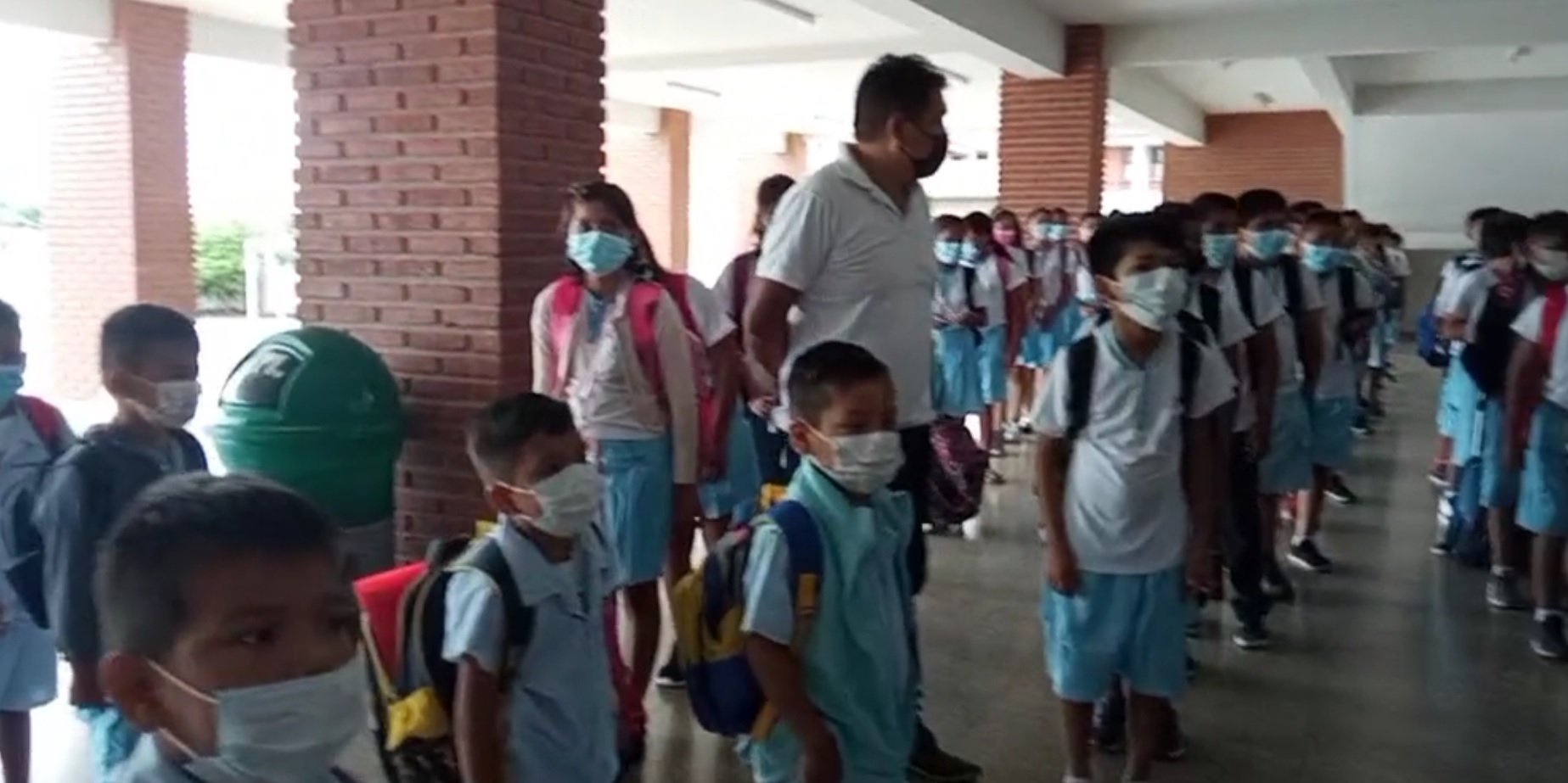 escolares_en_un_colegio_en_santa_cruz