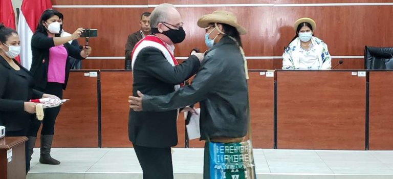 el-abrazo-de-mauricio-lea-plaza-al-presidente-nicols-montero_530173407_1140x520