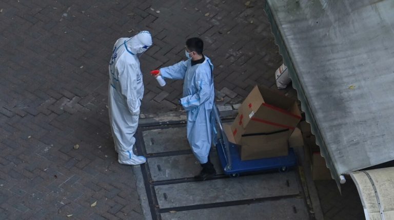 un_policia_es_desinfectado_en_el_confinado_distrito_de_jingan_afp