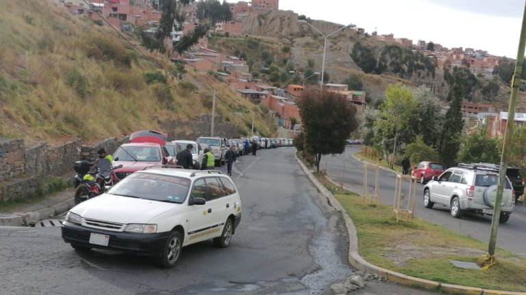 fila_de_vehiculos_0