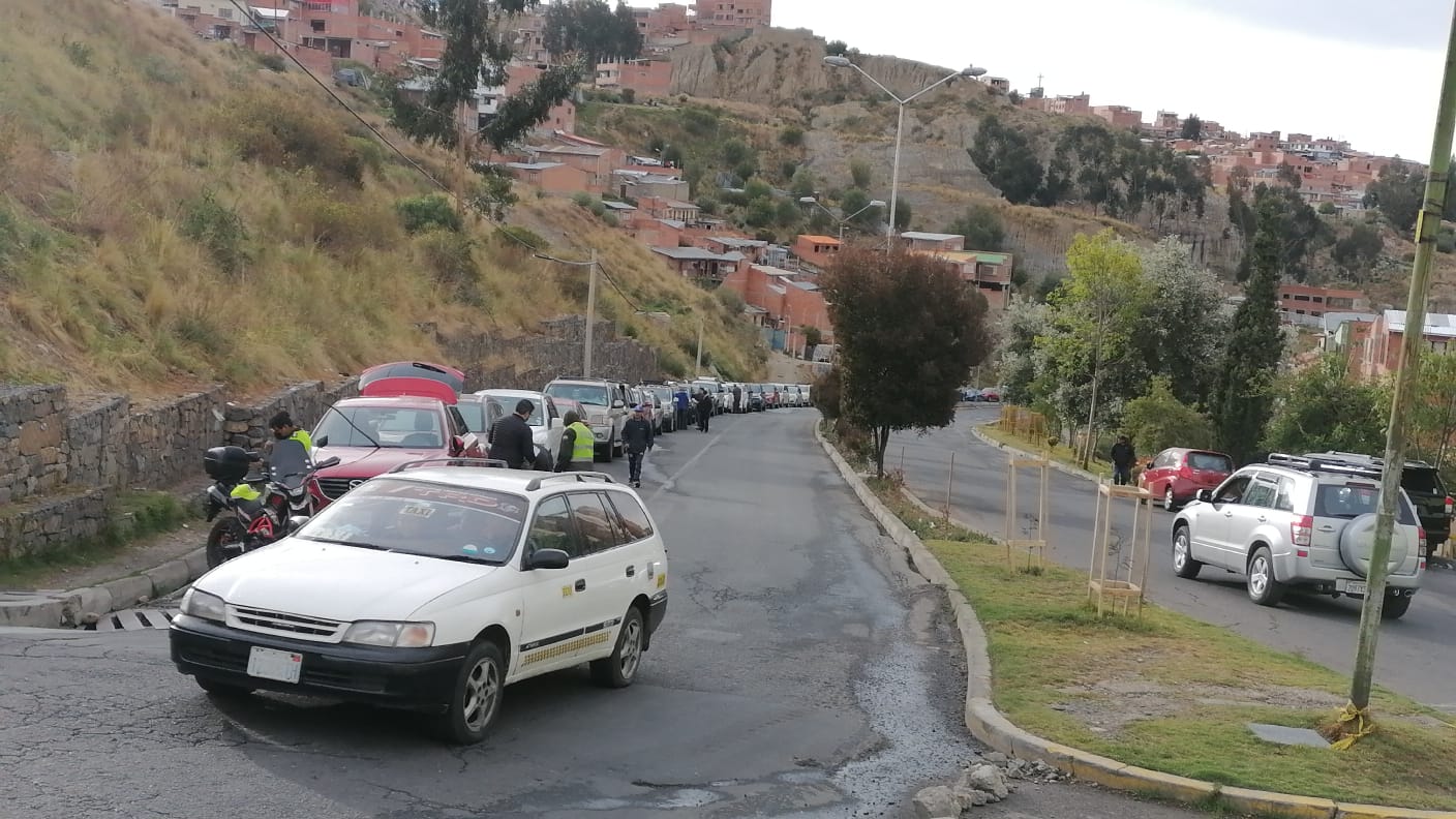 fila_de_vehiculos_0