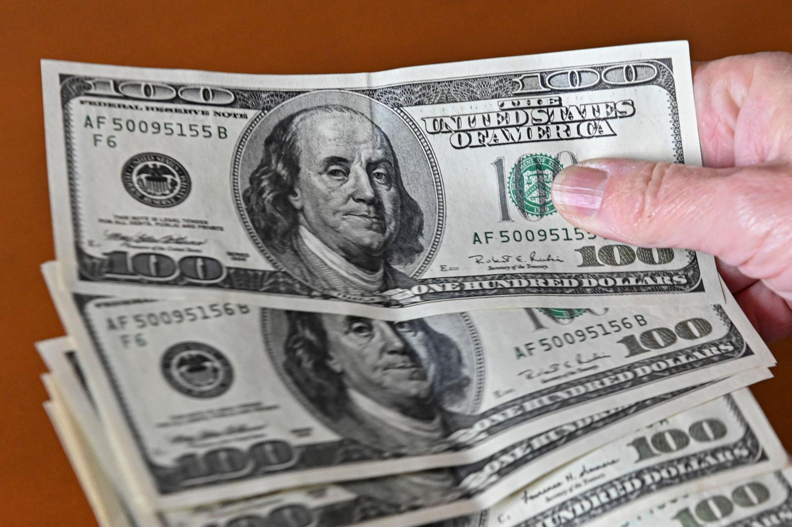 Imagen-referencial-de-dolares.