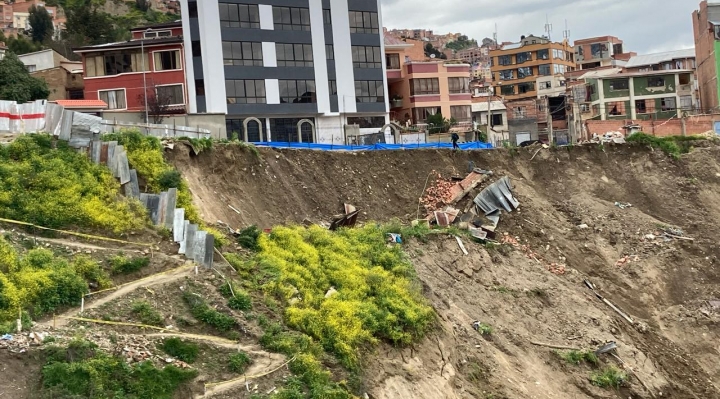 b_30422_cerca-del-puente-playon-verde-en-villa-copacabana-la-tierra-continua-cediendo-y-amenaza-a-algunas-viviendas-1