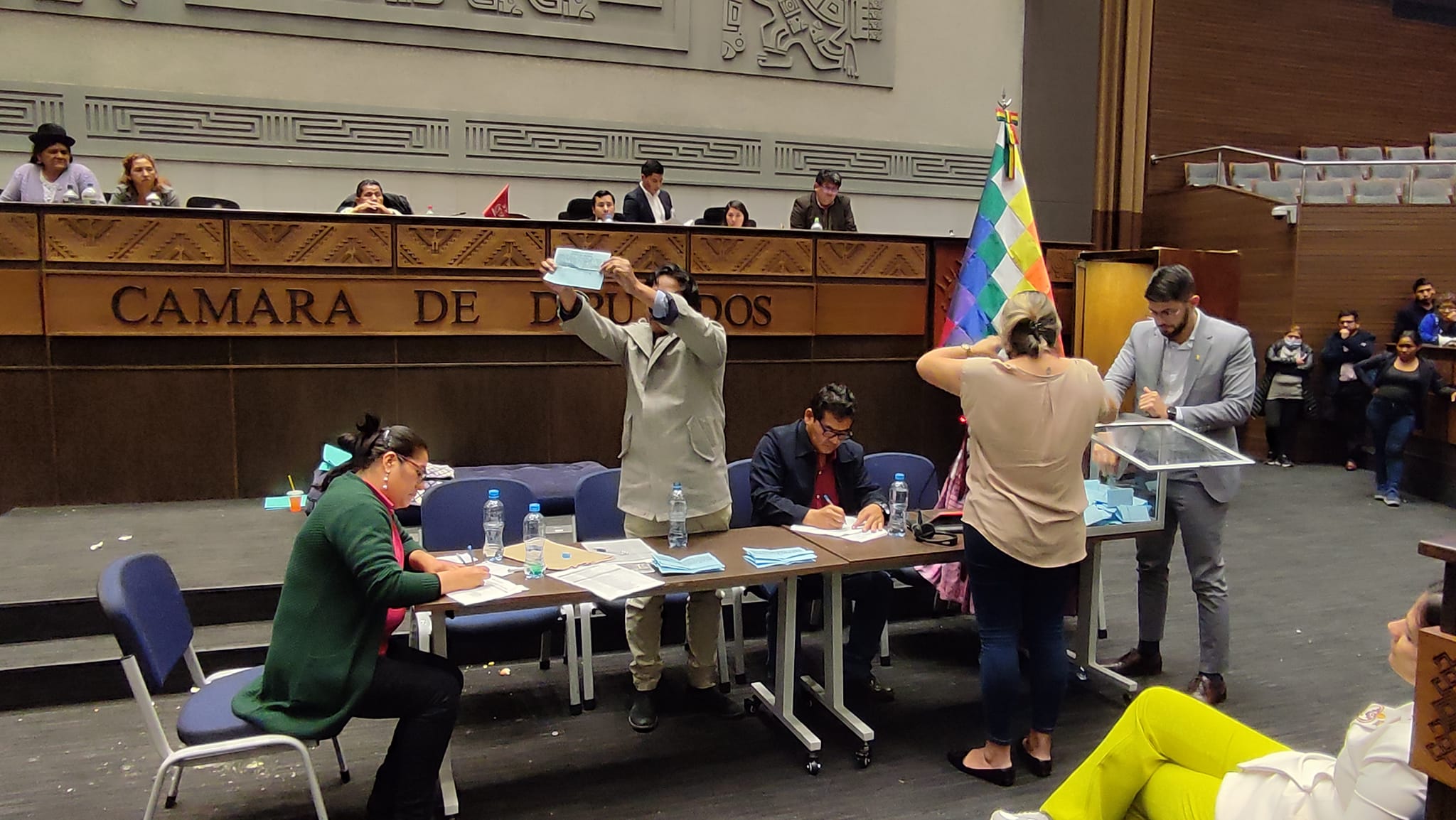 Tras-el-escandalo-en-la-sesion-Diputados-aprueba-proyecto-de-credito-contra-el-COVID-19-